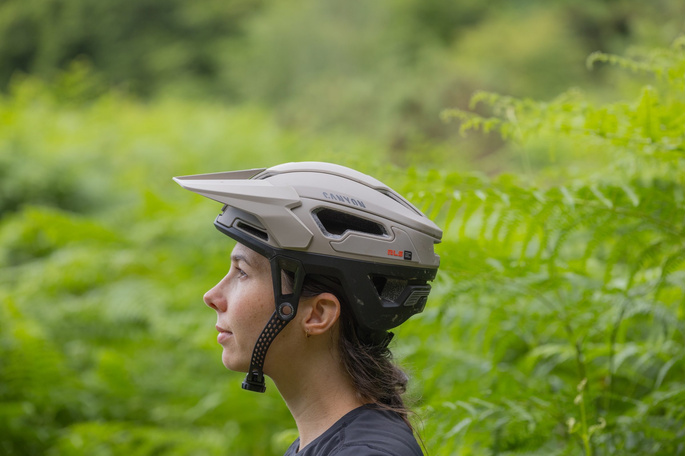Side profile of the Canyon Deflectr trail helmet showing its extended rear coverage and HighBar 1.5 System.