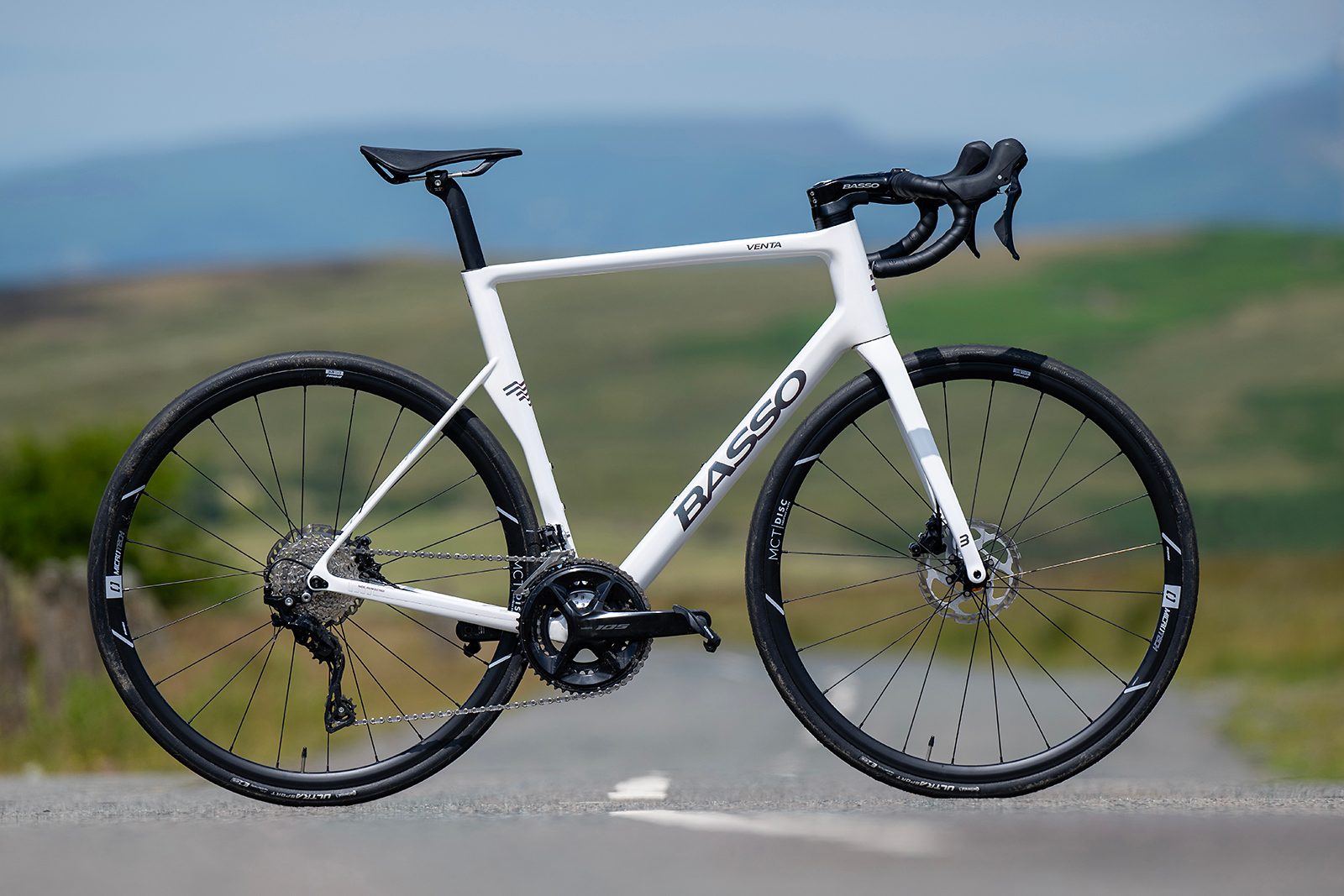 Pack shot of the Basso Venta R 105 road bike