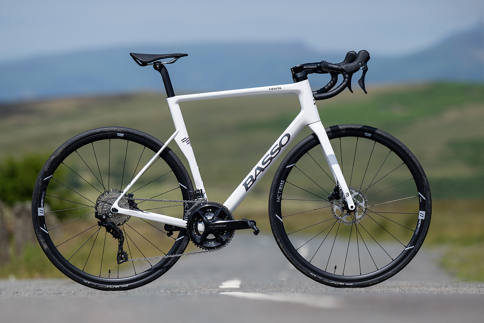 Pack shot of the Basso Venta R 105 road bike