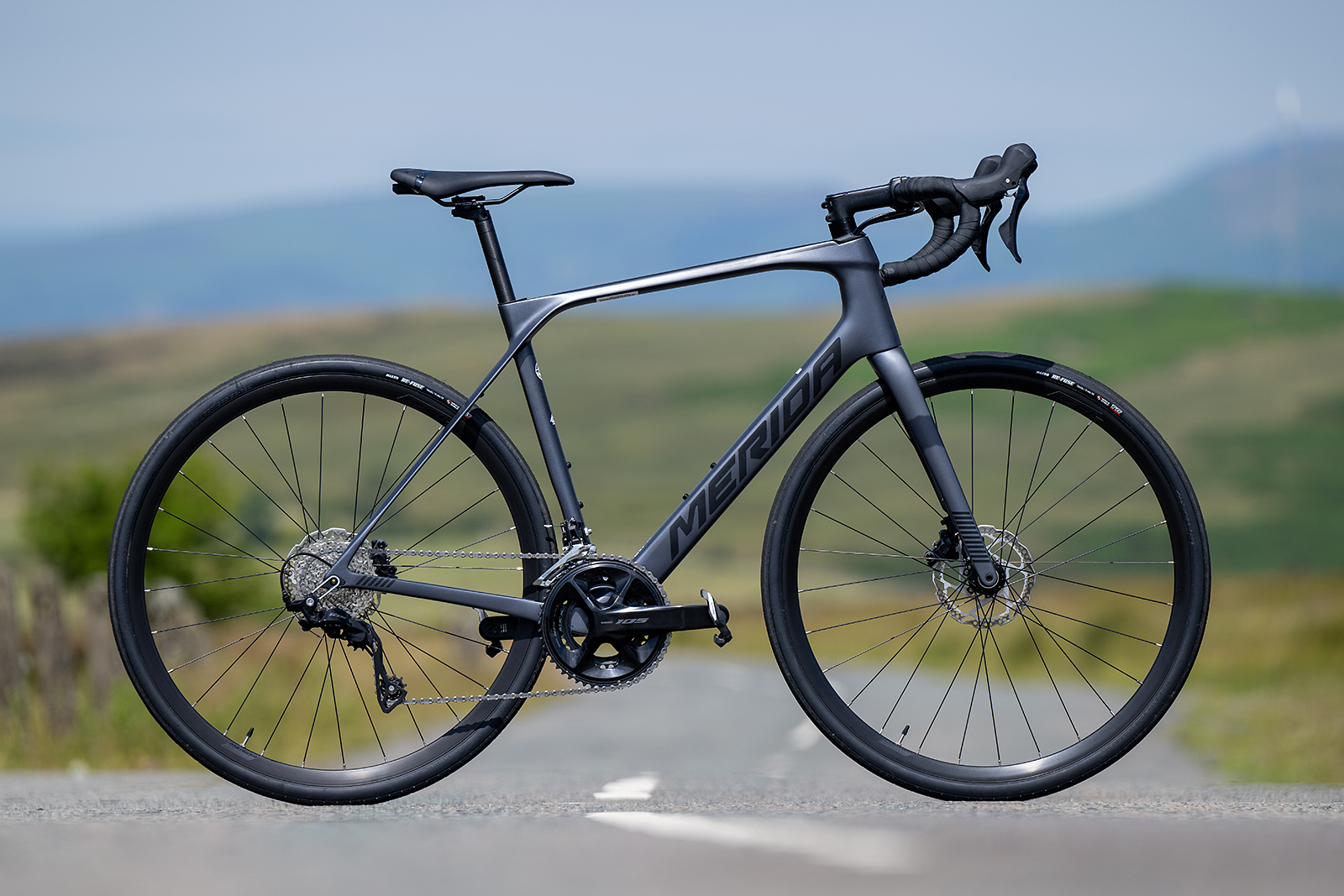 pack shot of the Merida Scultura Endurance 4000 road bike