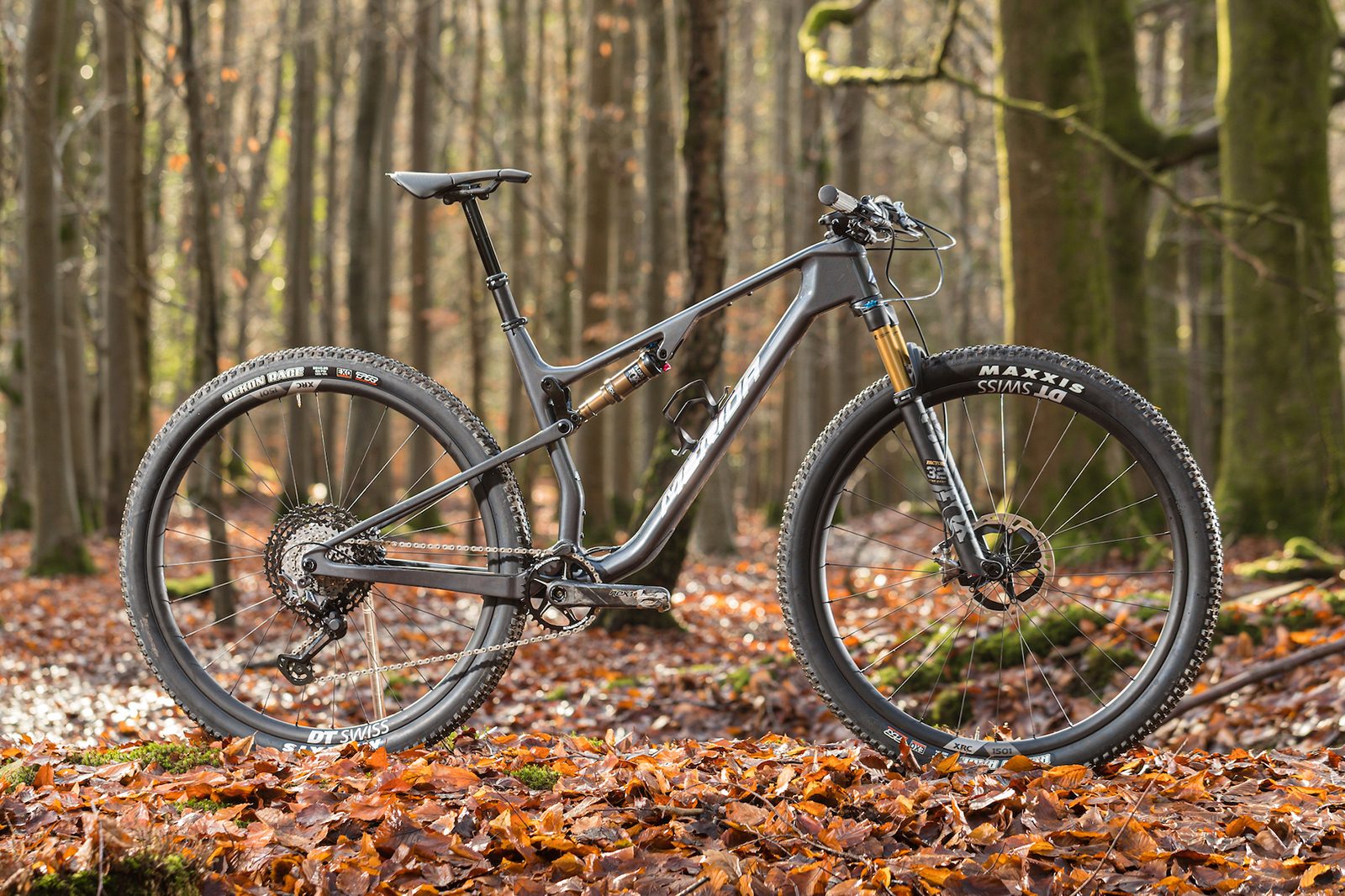 Pack shot of the Merida's Ninety Six RC 9000 full suspension mountain bike