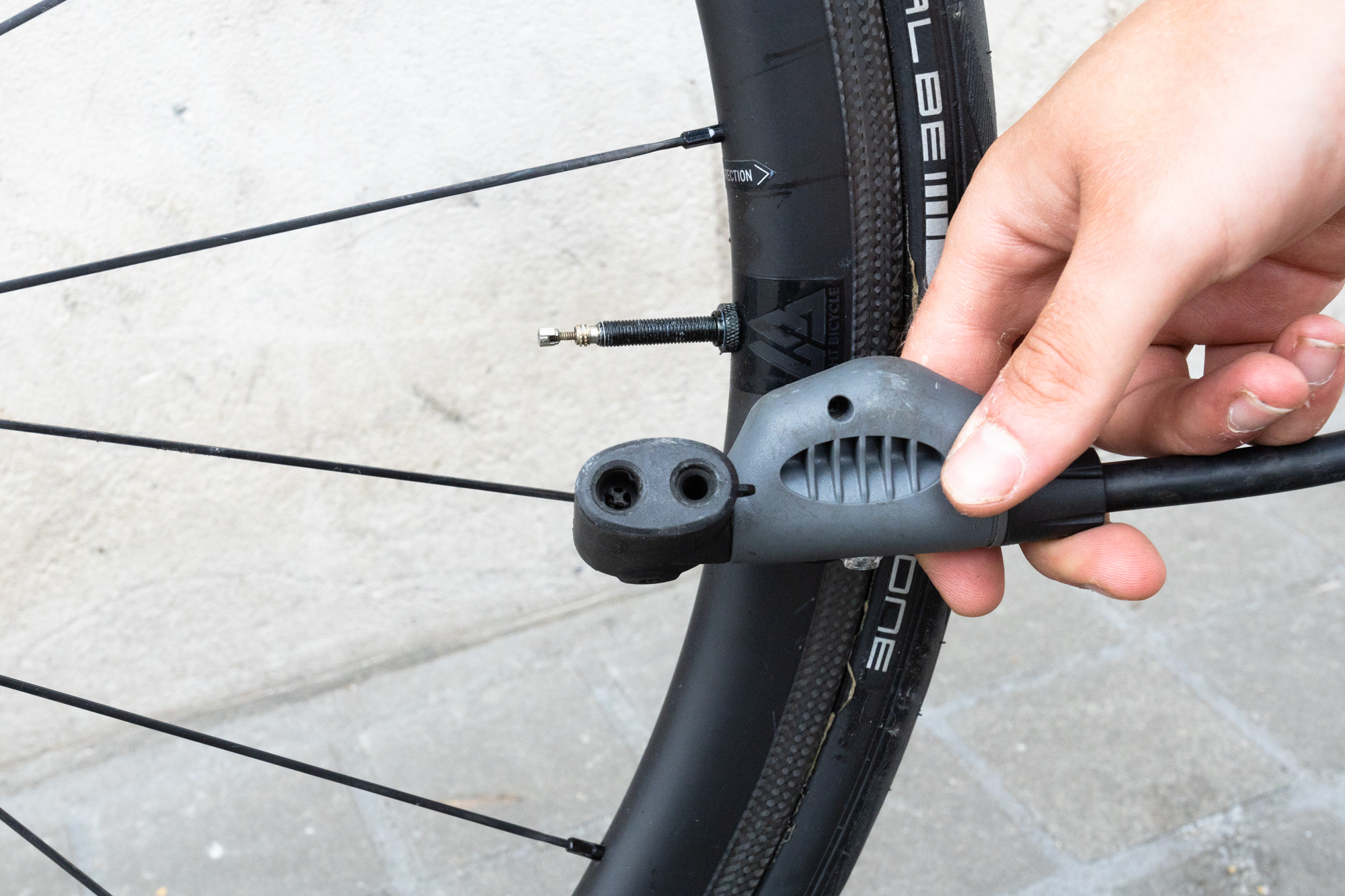 Inflating a Presta valve
