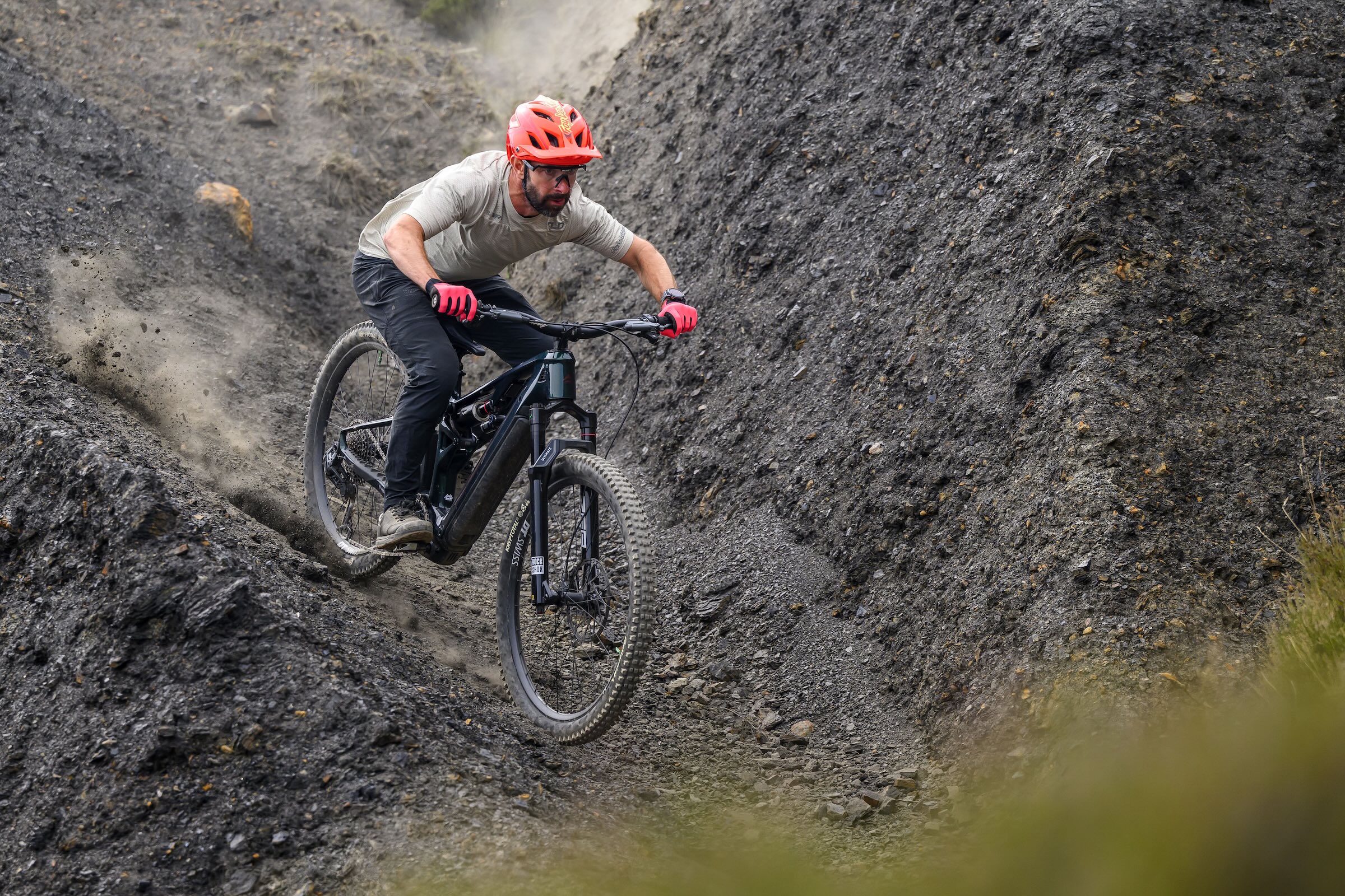 Rider descends a steep, narrow and dusty rocky chute on the Merida Lithos 8000 eMTB