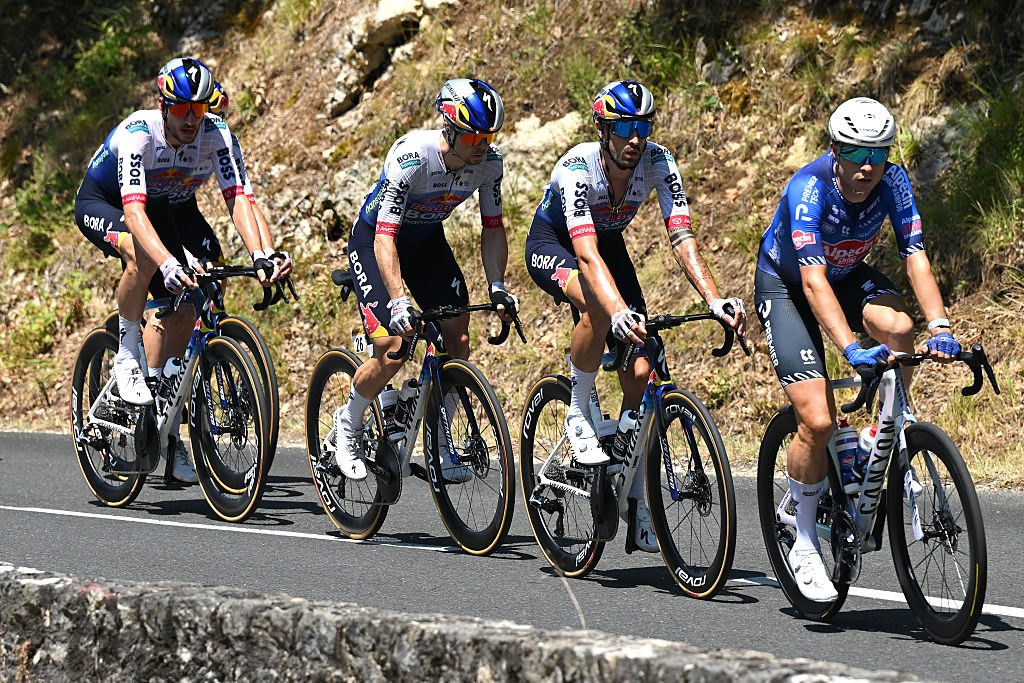 Jasper Philipsen (right) wearing unreleased Shimano S-Phyre shoes.