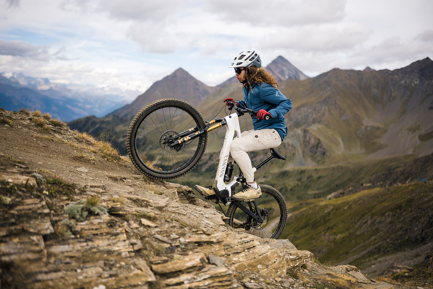 Canyon Spectral:ON on trail on Pila