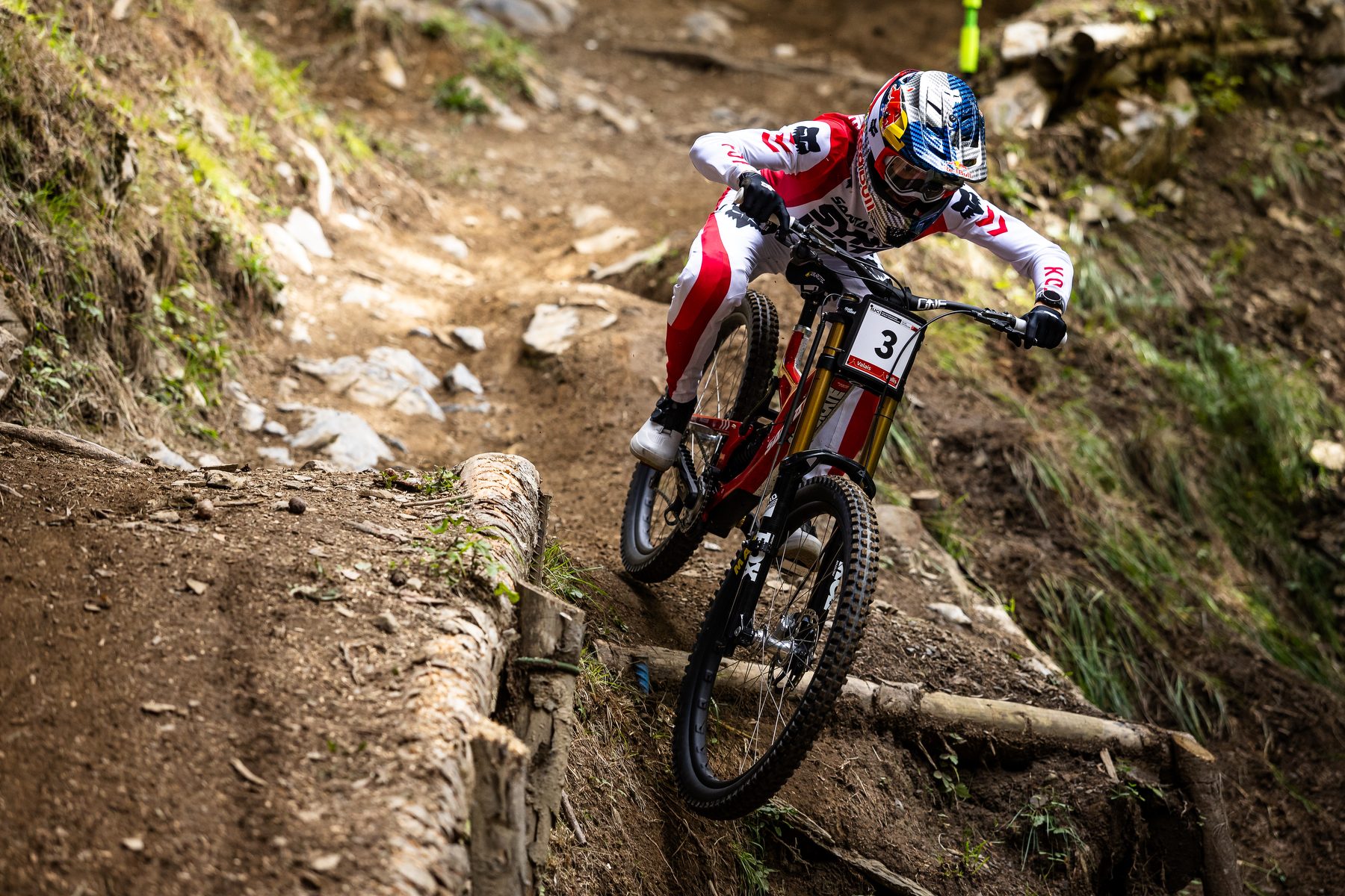 Jackson Goldstone races a downhill bike fitted with Maxxis Minion DHX tyres at the 2025 UCI Downhill World Championships in Champéry.