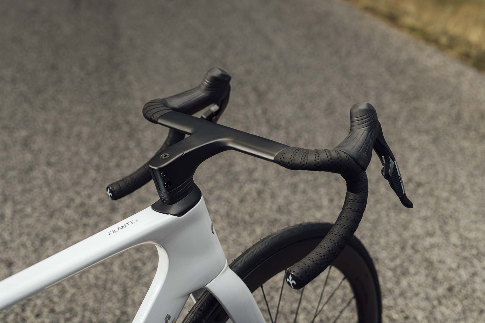 Wilier Triestina Filante SL ID2 R-Bar cockpit.