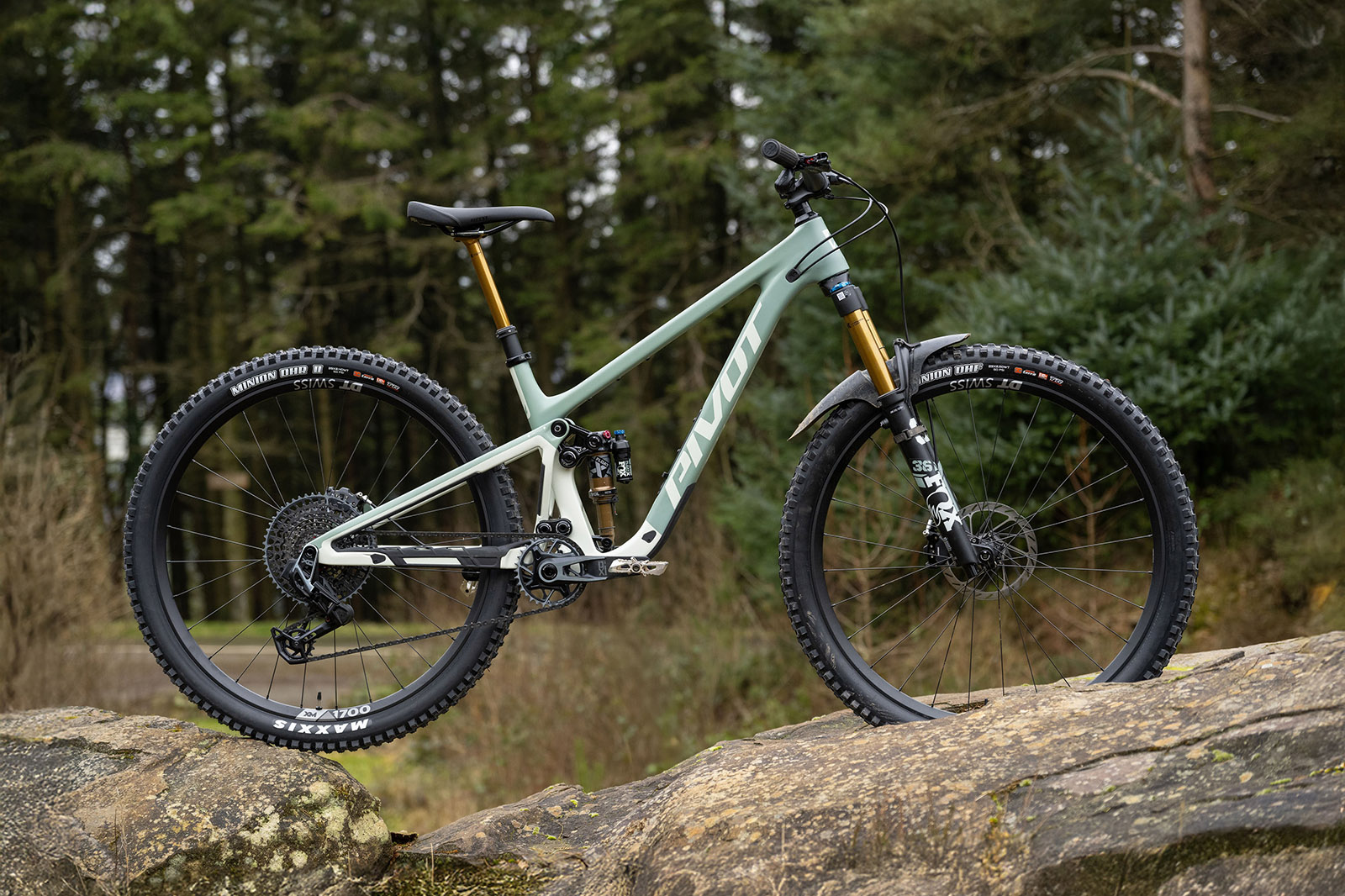 Pack shot of the Pivot Trailcat LT Pro X0 full suspension mountain bike