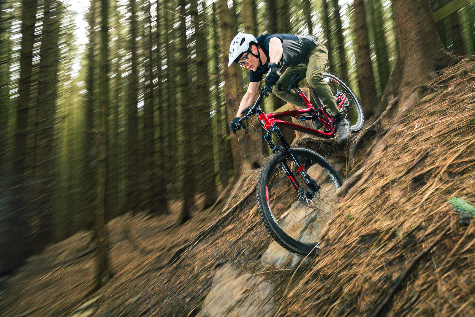 Saracen Ariel 30 Pro 12 Male cyclist in blue and grey top riding the Saracen Ariel 30 Pro full suspension mountain bike