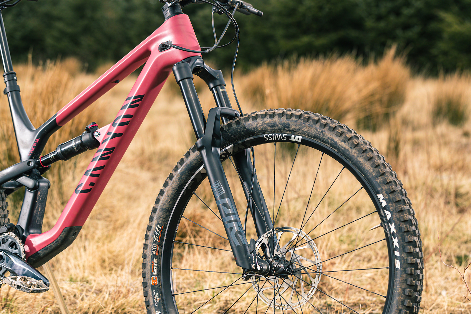 Canyon Spectral 29 CF 7 06 The Canyon Spectral 29 CF 7 full suspension mountain bike is equipped with a RockShox Pike Select RC fork