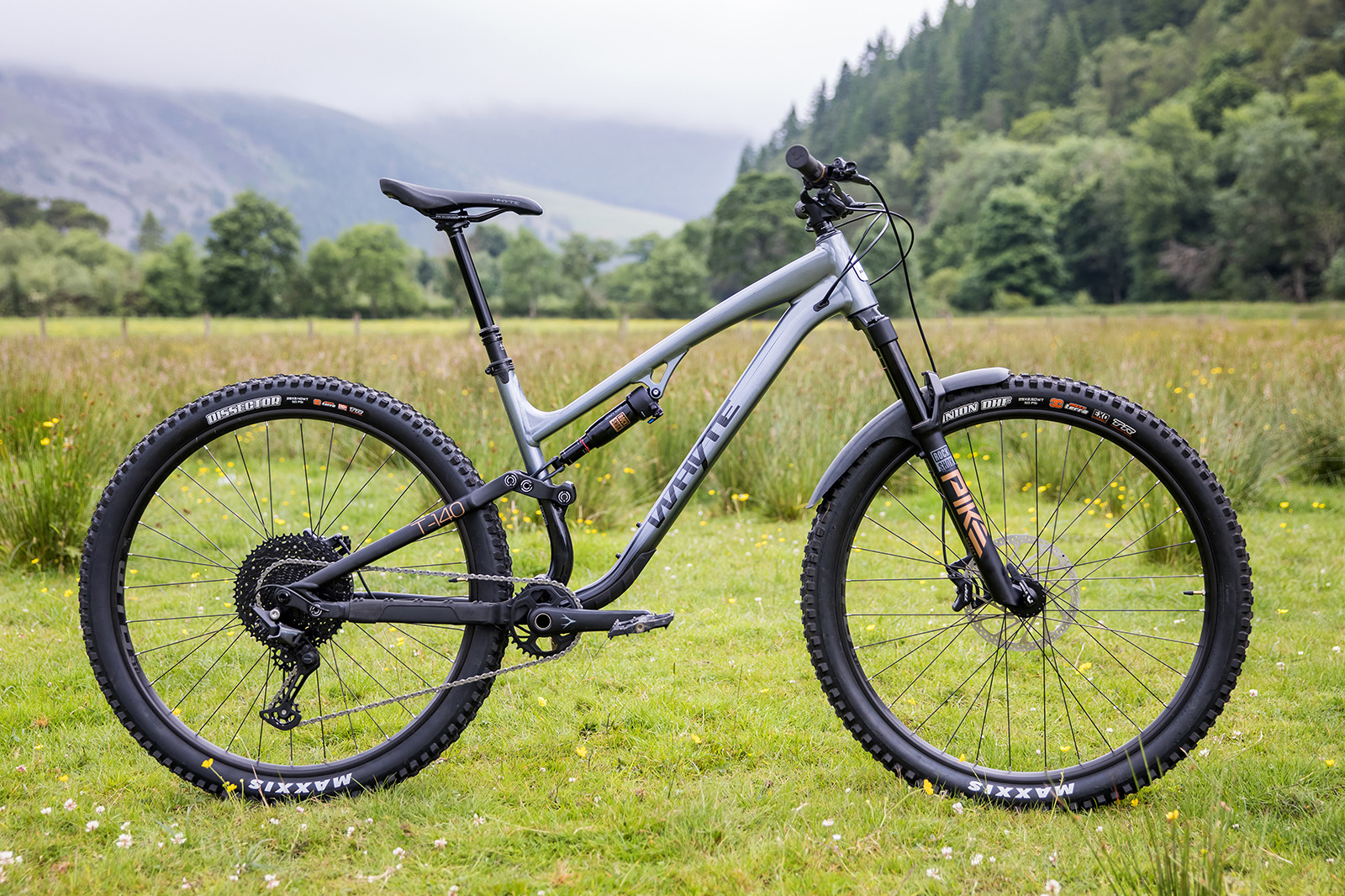 Pack shot of the Whyte T-140 S full suspension mountain bike