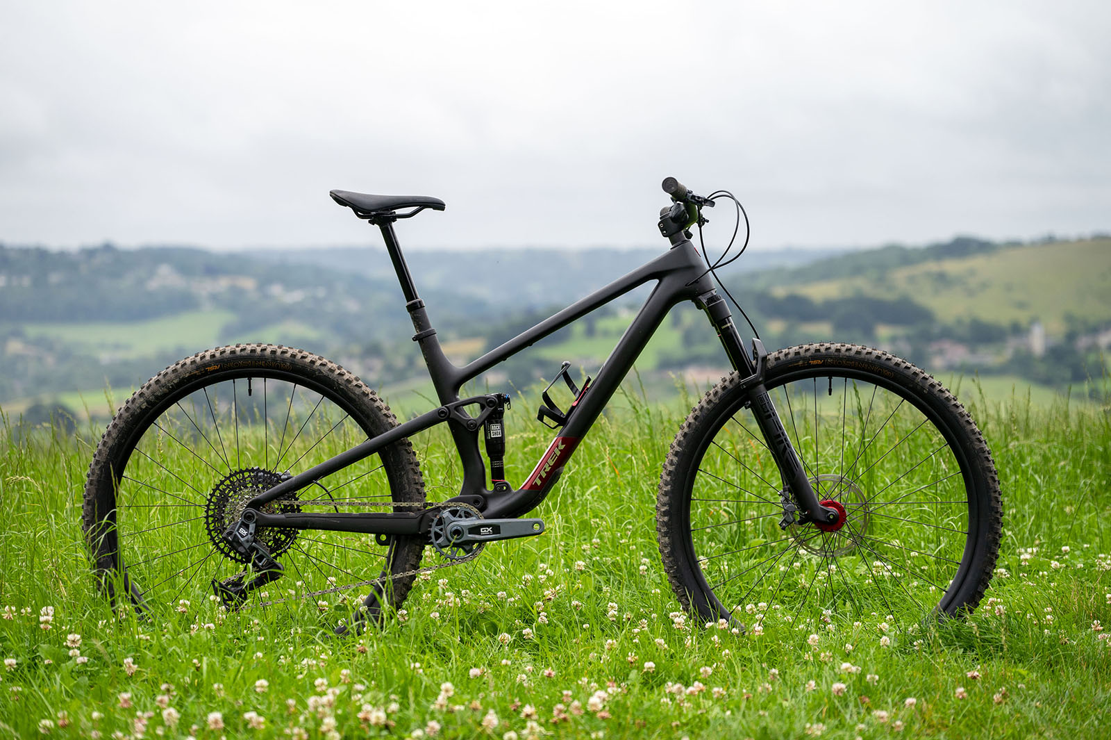 Pack shot of the Trek Top Fuel 9.8 full suspension mountain bike