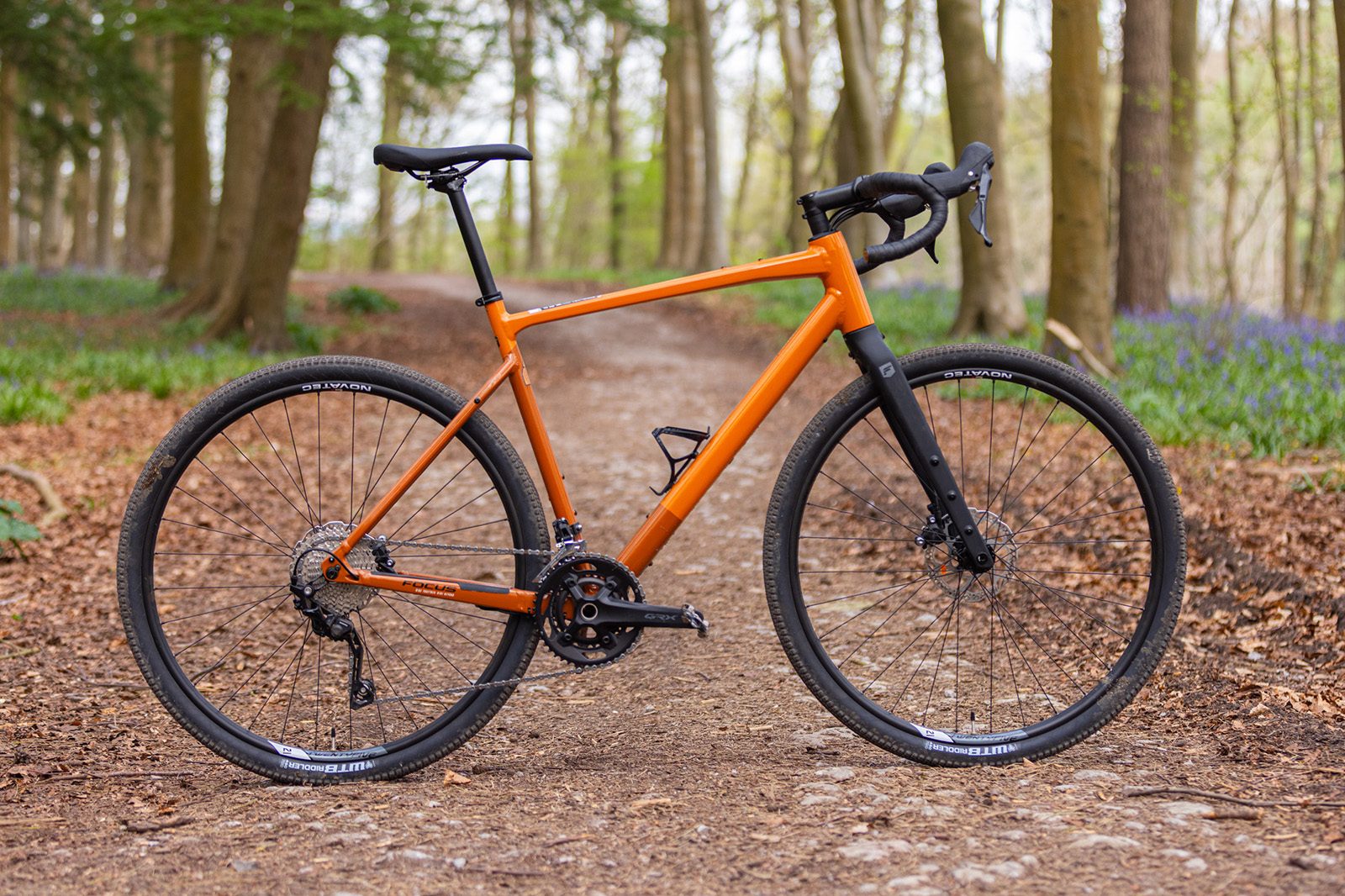 Pack shot of the the Focus Atlas 6.7 gravel bike
