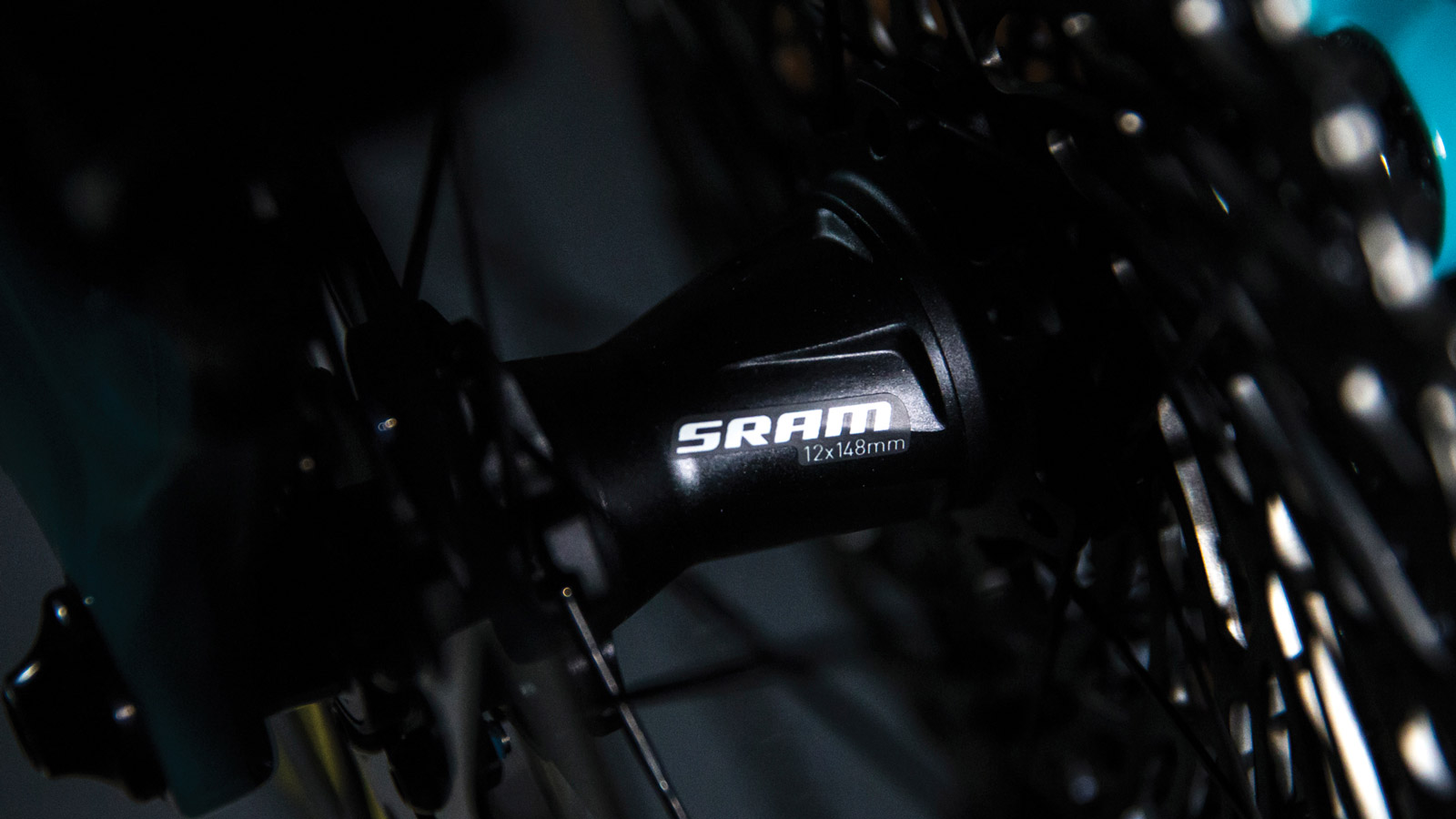 sm_roam_50_hub-1485283003099-fh9iwrd8pjt4-735b22d The rear hub has interchangeable end caps for quick release, 12x142 thru and Boost 12x148 thru axles.