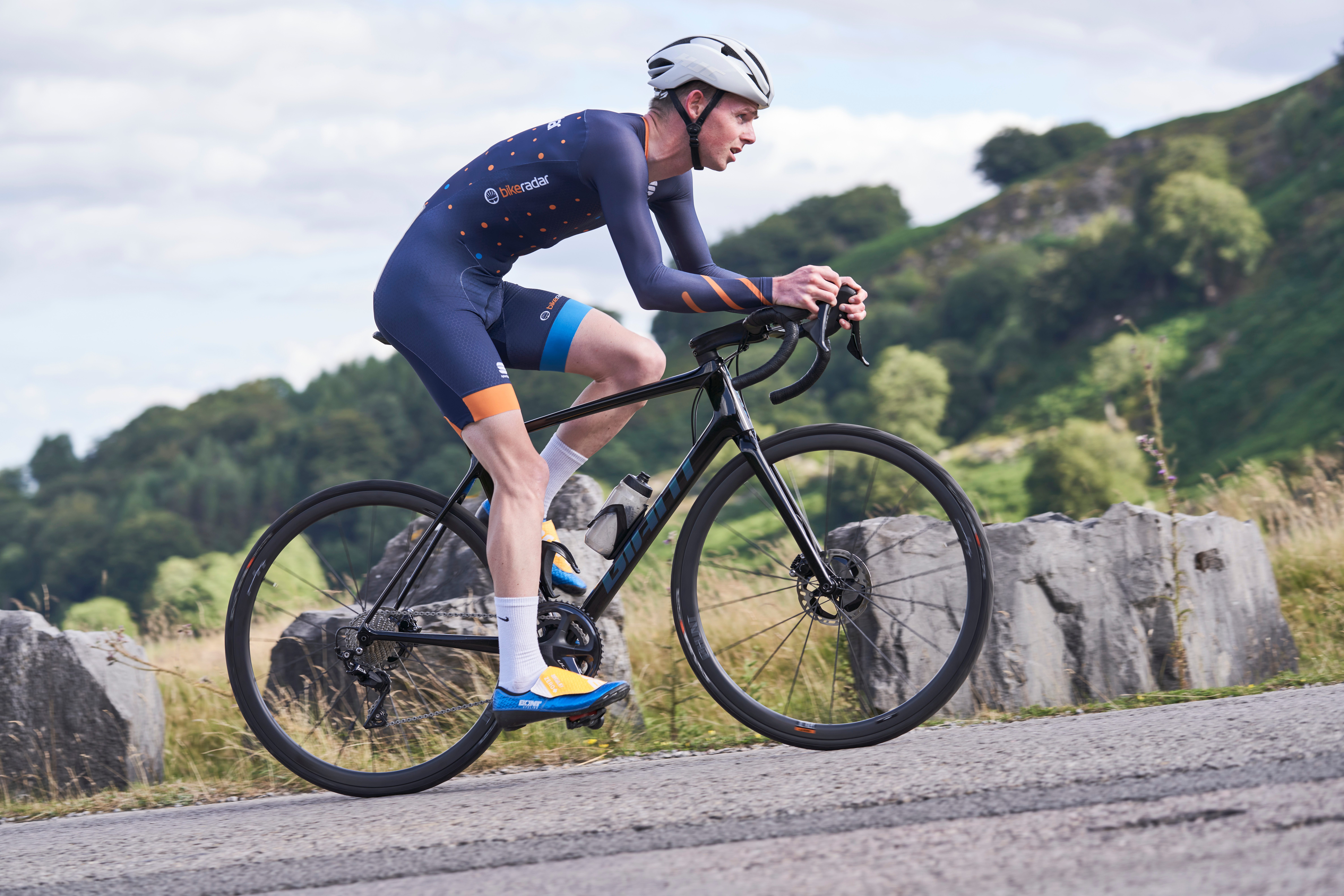 Smon von Bromley riding a Giant TCR Advanced Pro Disc on a hill