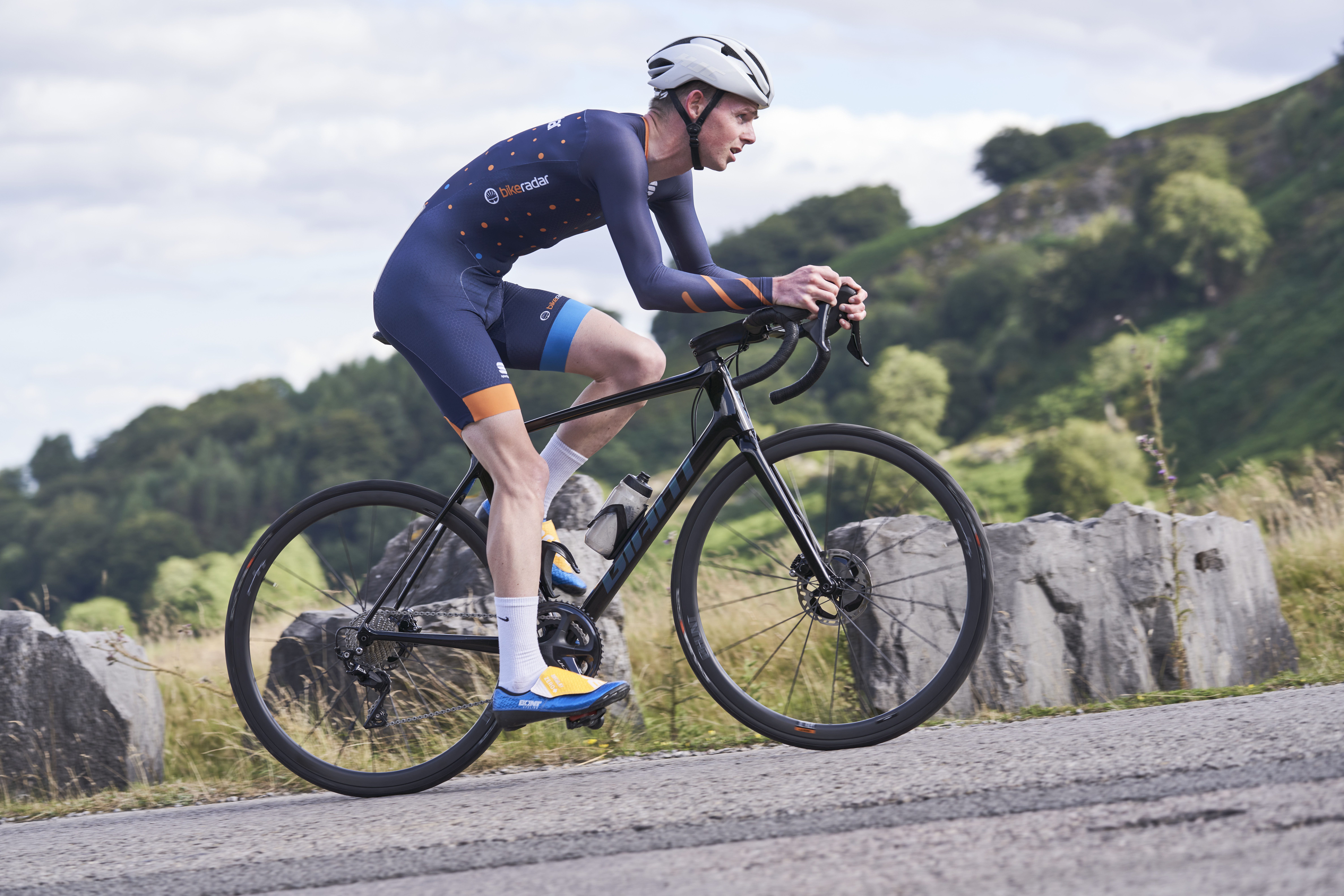 Smon von Bromley riding a Giant TCR Advanced Pro Disc on a hill