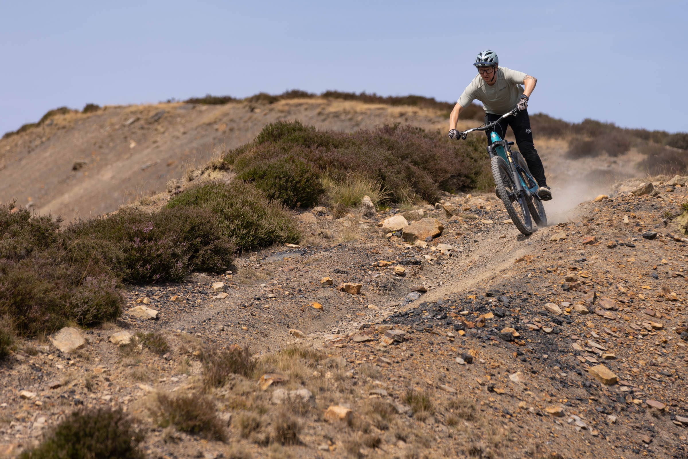 Rider descends a loose, rocky trail on the blue Yeti LTe T4 in its full-29in configuration