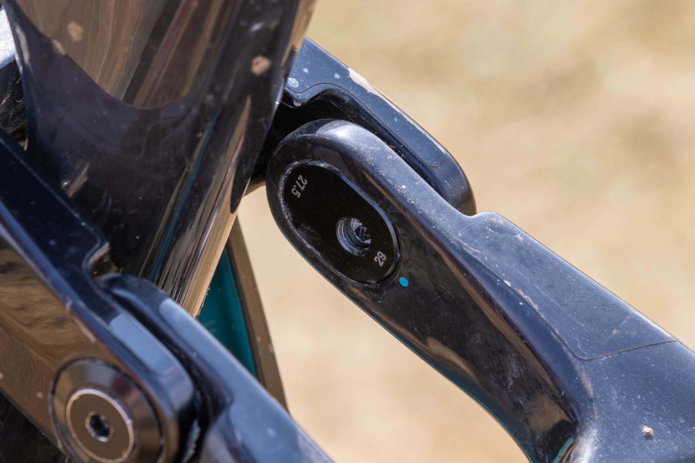 Close-up of the Yeti LTe T4’s 29in and 27.5in wheel-size flip-chip setting