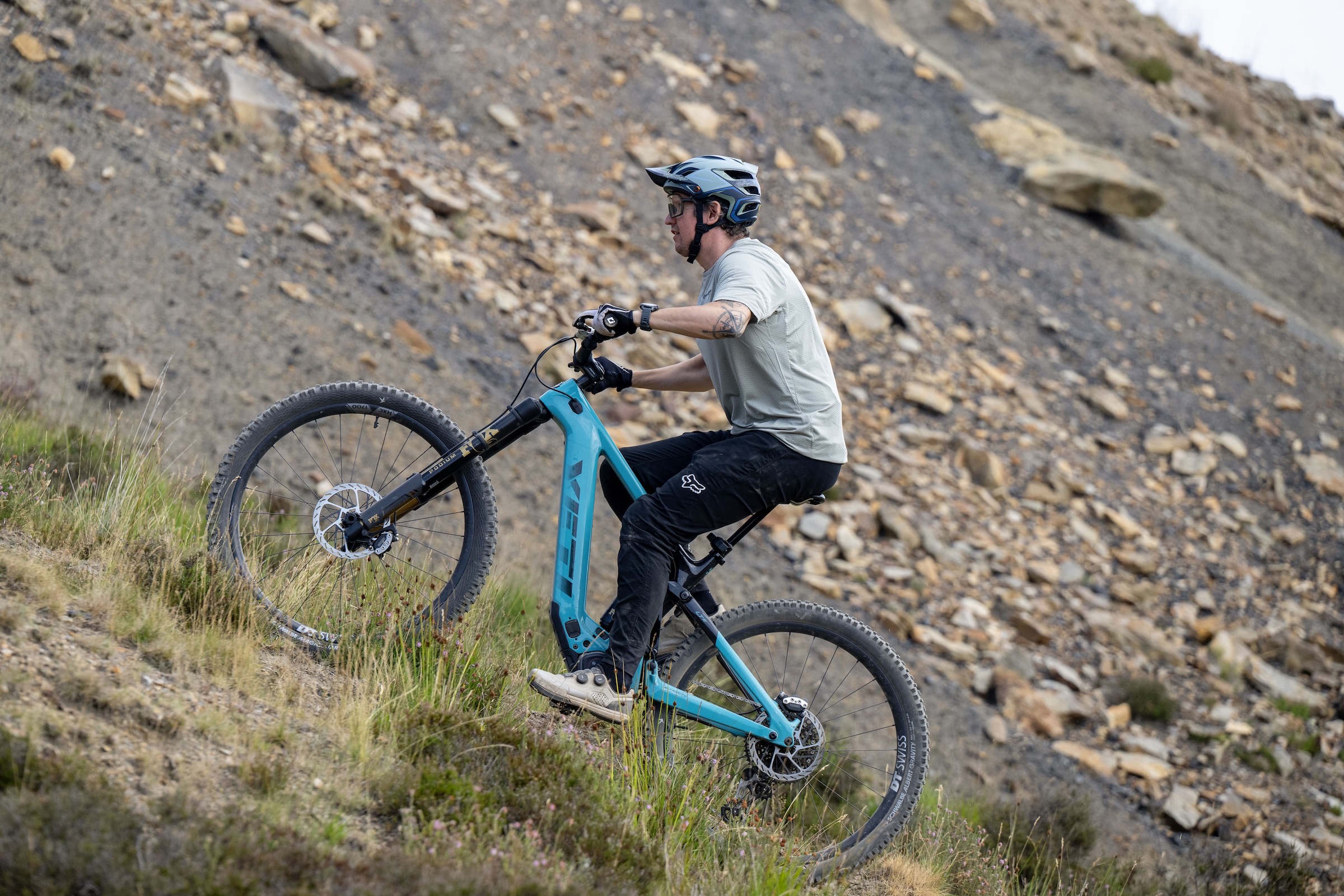 Rider climbs a steep, loose hillside on the blue Yeti LTe T4 eMTB