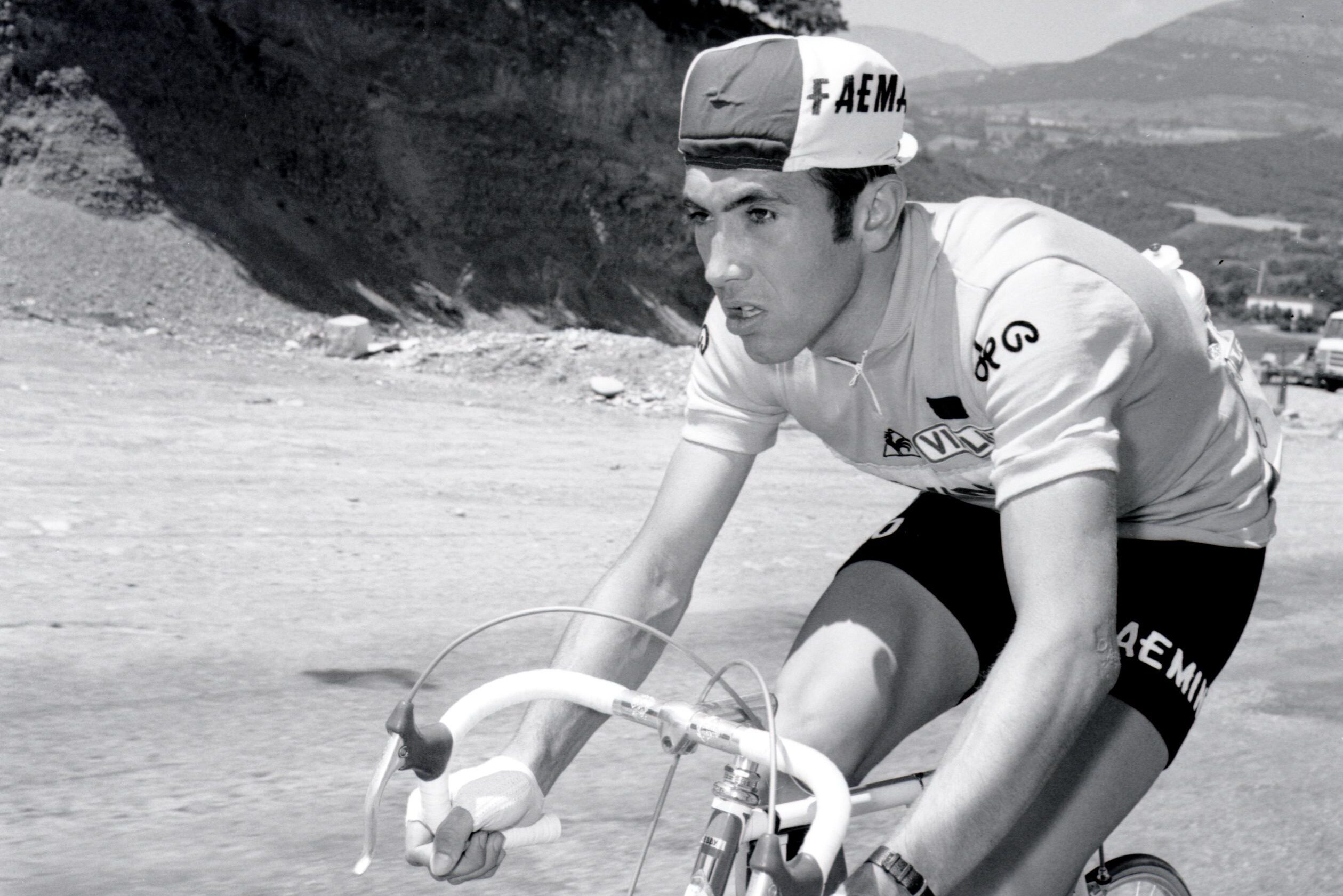 Le porteur du maillot jaune, le Belge Eddy Merckx, roule, le 10 juillet 1970, lors de la 14ème étape du Tour de France entre Gap et le Mont Ventoux. Merckx remportera l'étape et gagnera à Paris son 2ème Tour de France consécutif.