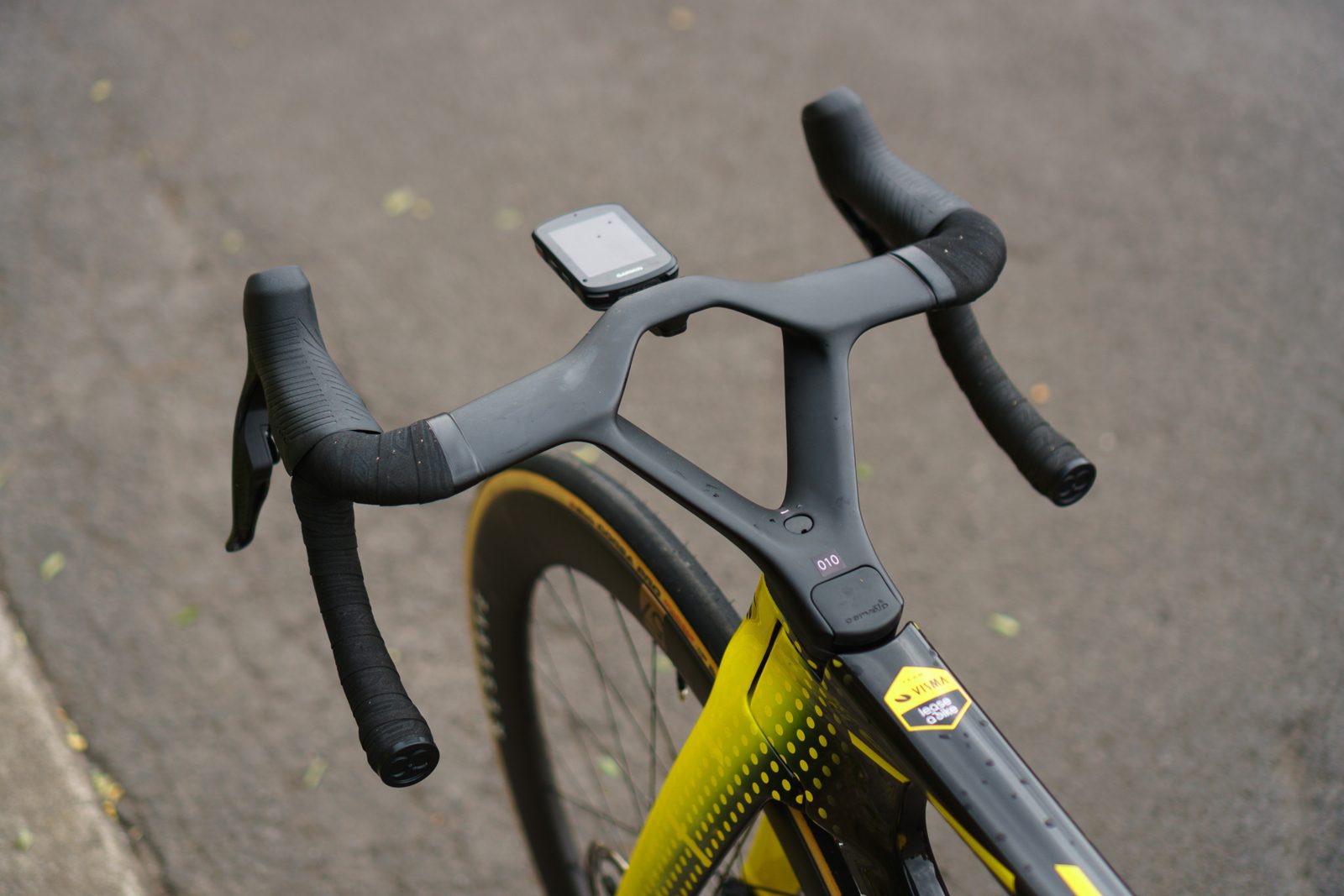 Handlebar on Jonas Vingegaard's new Cervélo S5 at the 2025 Tour de France.