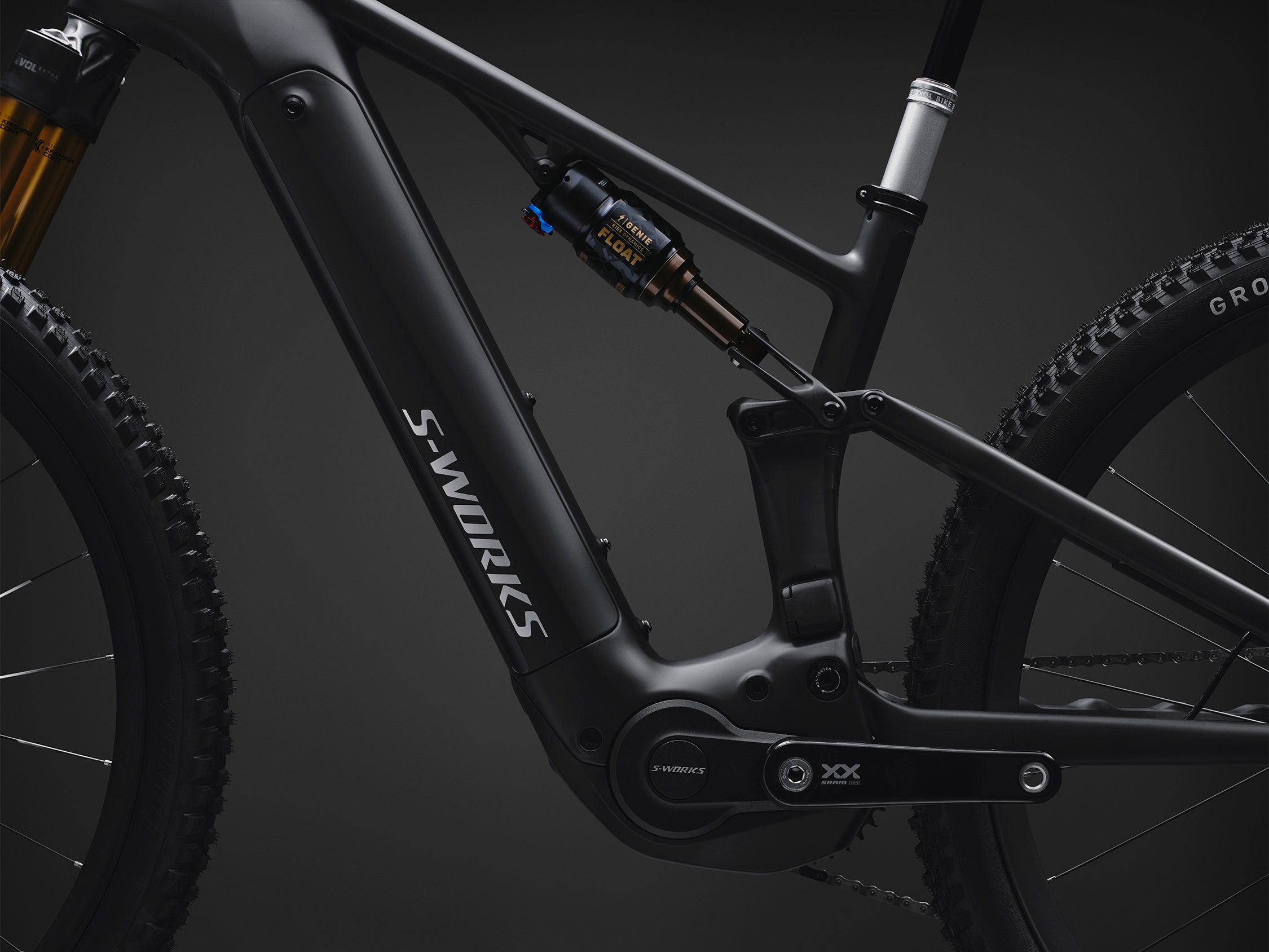 The Levo R Ultralight uses a smaller (but still removable) 600Wh battery compared to the S-Works Levo R. Specialized