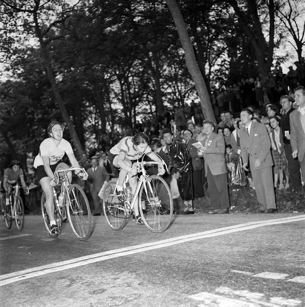 Millie Robinson winning the 1955 Tour de France Féminin