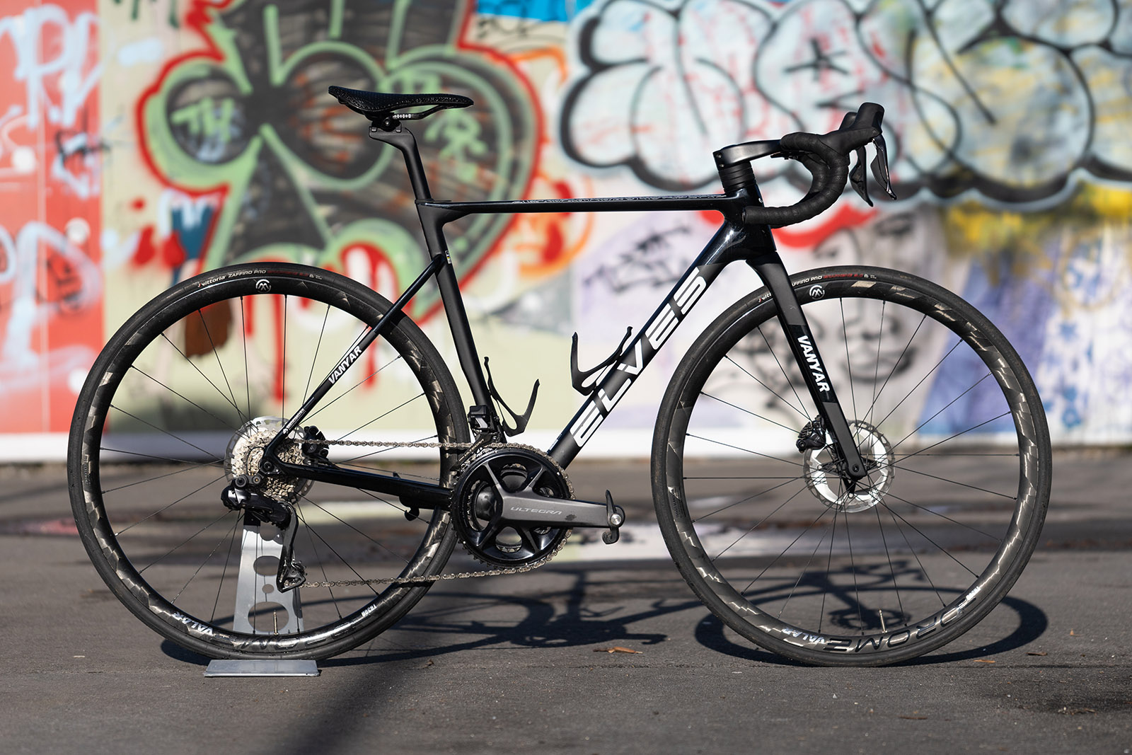 Pack shot Elves Vanyar Pro Disc road bike