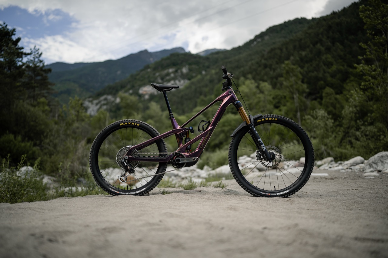 Orbea Wild LT M-LTD RS on lake bed