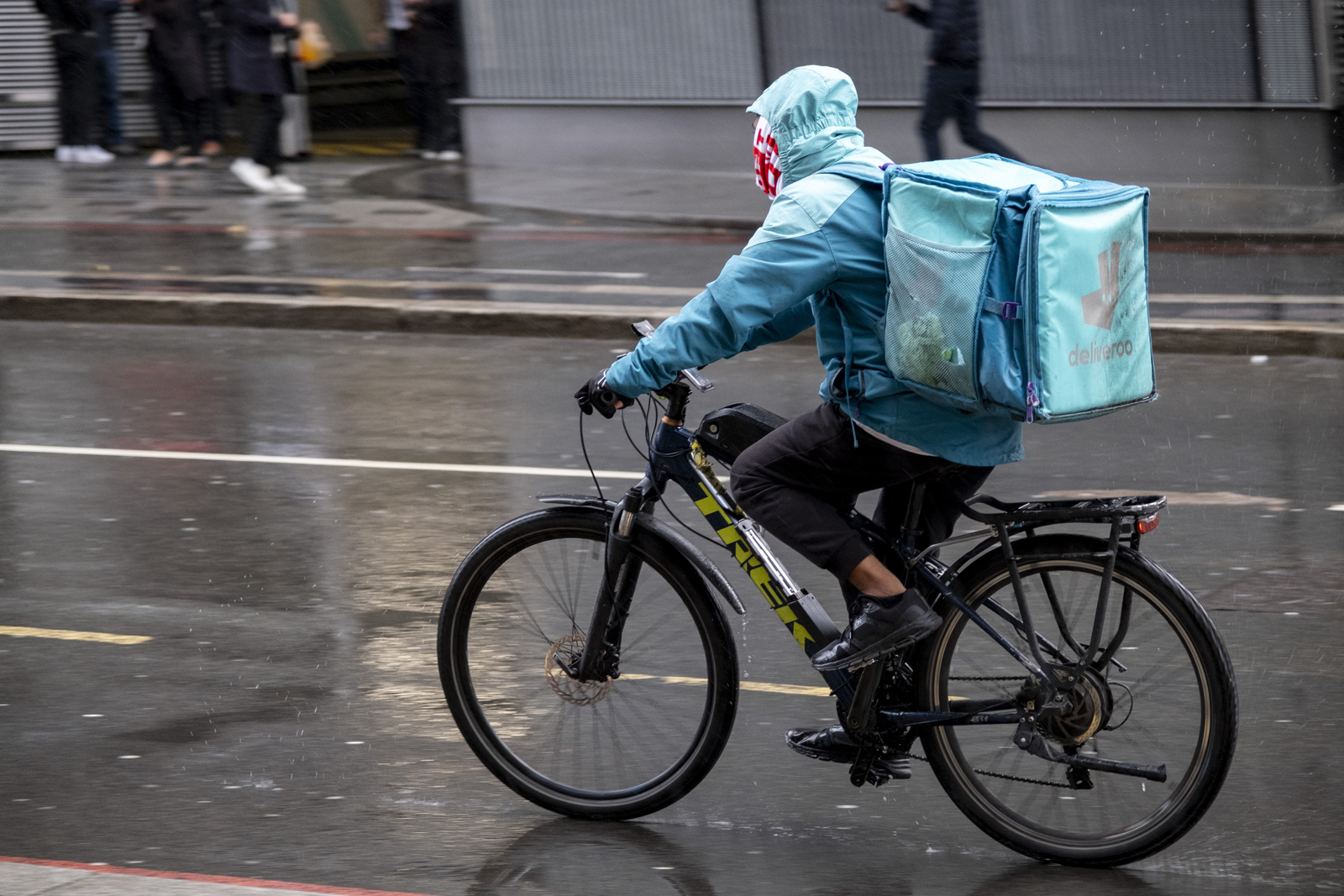Deliveroo takeaway delivery cycle courier in heavy rain on 8th October 2024 in London, United Kingdom. Deliveroo acts as an intermediary between independent takeaway food outlets and customers, with thousands of cycle couriers delivering food by bicycle and other forms of transport. Gig workers are independent contractors, online platform workers, contract firm workers, on-call workers and temporary workers. Gig workers enter into formal agreements with on-demand companies to provide services to the company's clients. (photo by Mike Kemp/In Pictures via Getty Images)