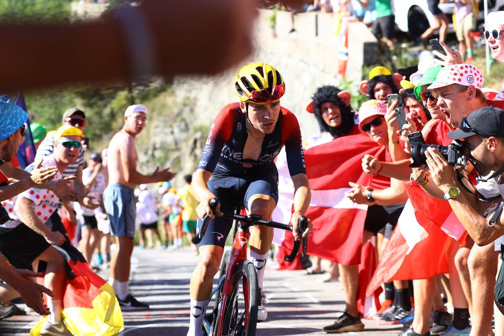 Thomas Pidcock climbing to the L'Alpe d'Huez at TDF 2022