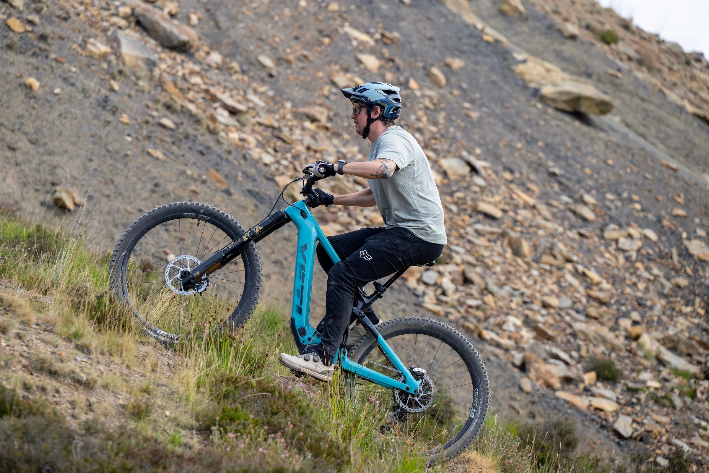 Rider climbs a steep, loose hillside on the blue Yeti LTe T4 eMTB