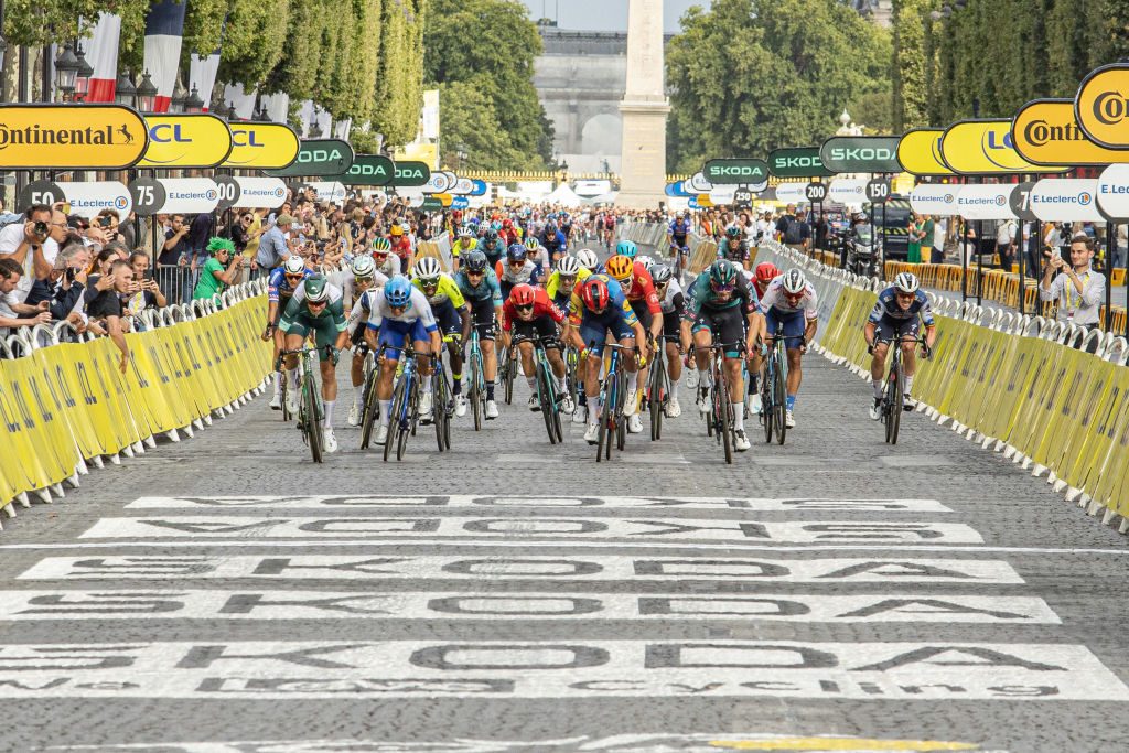 PARIS, FRANCE - JUILLET 23: Coureurs au sprint à l'arrivée lors de la dernière étape du Tour de France sur les Champs Elysées le 23 juillet 2023 à Paris.