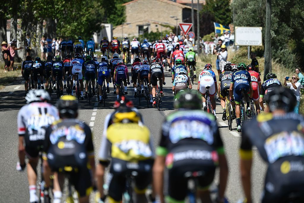 Cyclists ride in an echelon after the pack broke up due to hard wind during the 162,5 km eleventh stage of the 103rd edition of the Tour de France cycling race on July 13, 2016 between Carcassonne and Montpellier. / AFP / JEFF PACHOUD