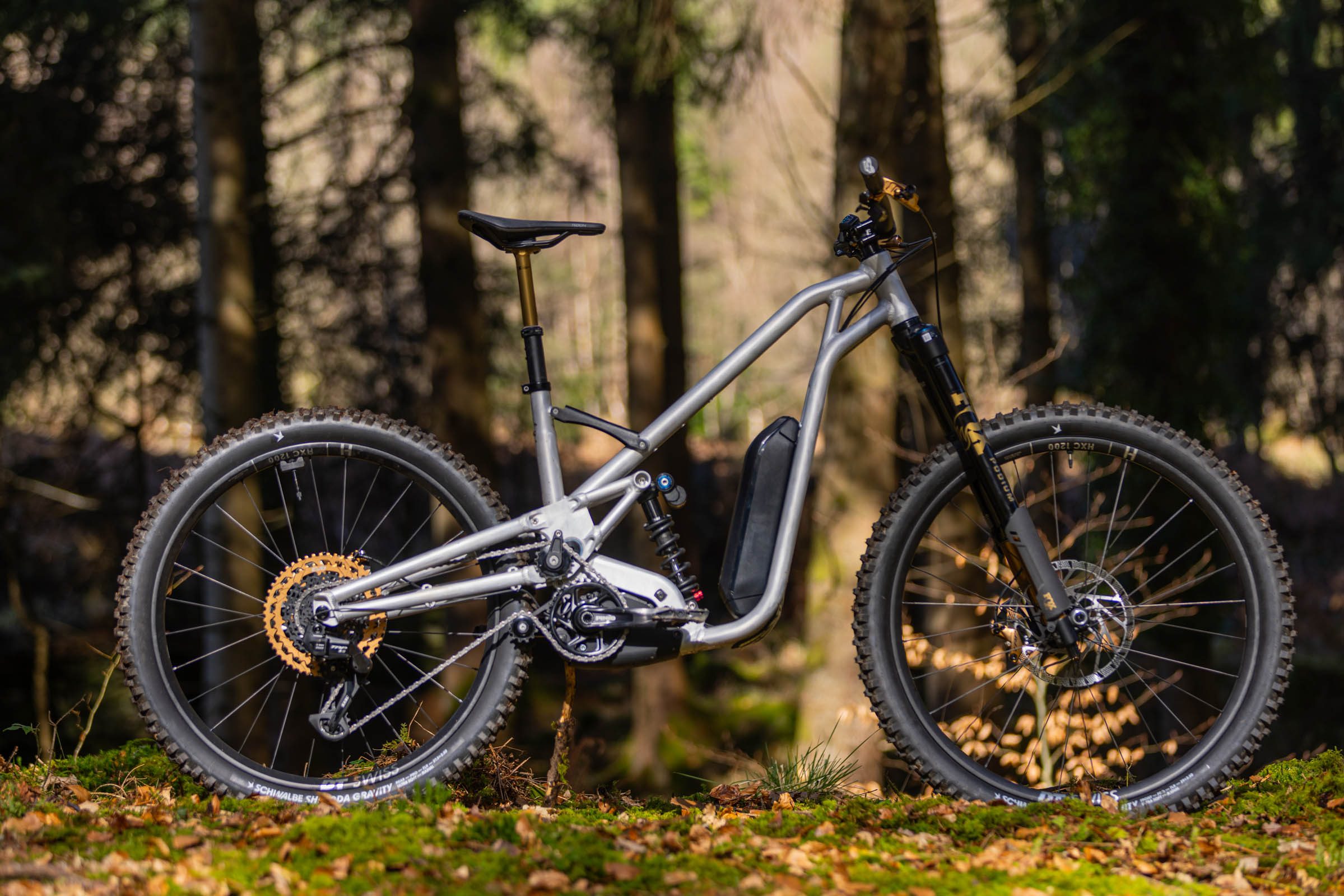 Shuvl e-enduro prototype with twin top tube frame and externally mounted battery