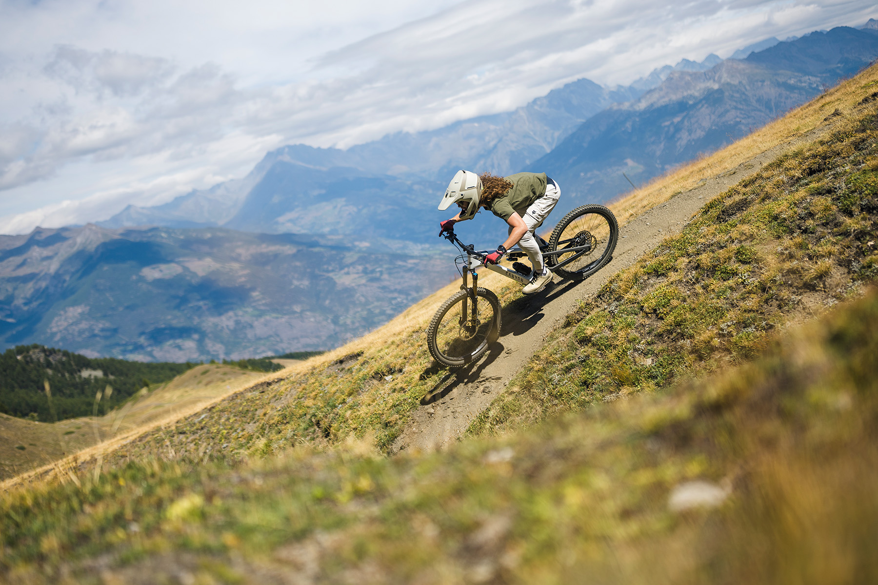 Canyon Spectral:ON on trail on Pila