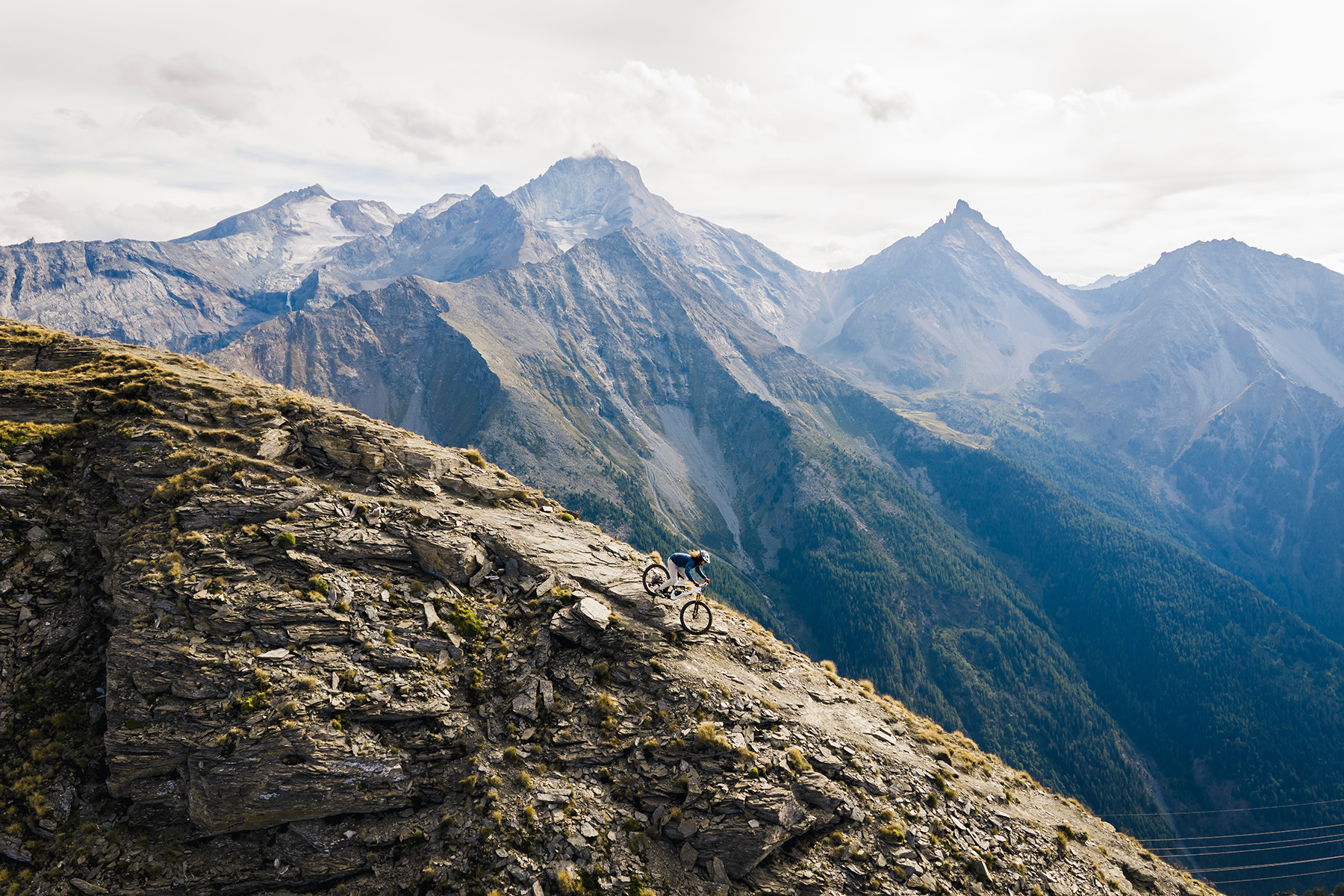 Canyon Spectral:ON on trail on Pila