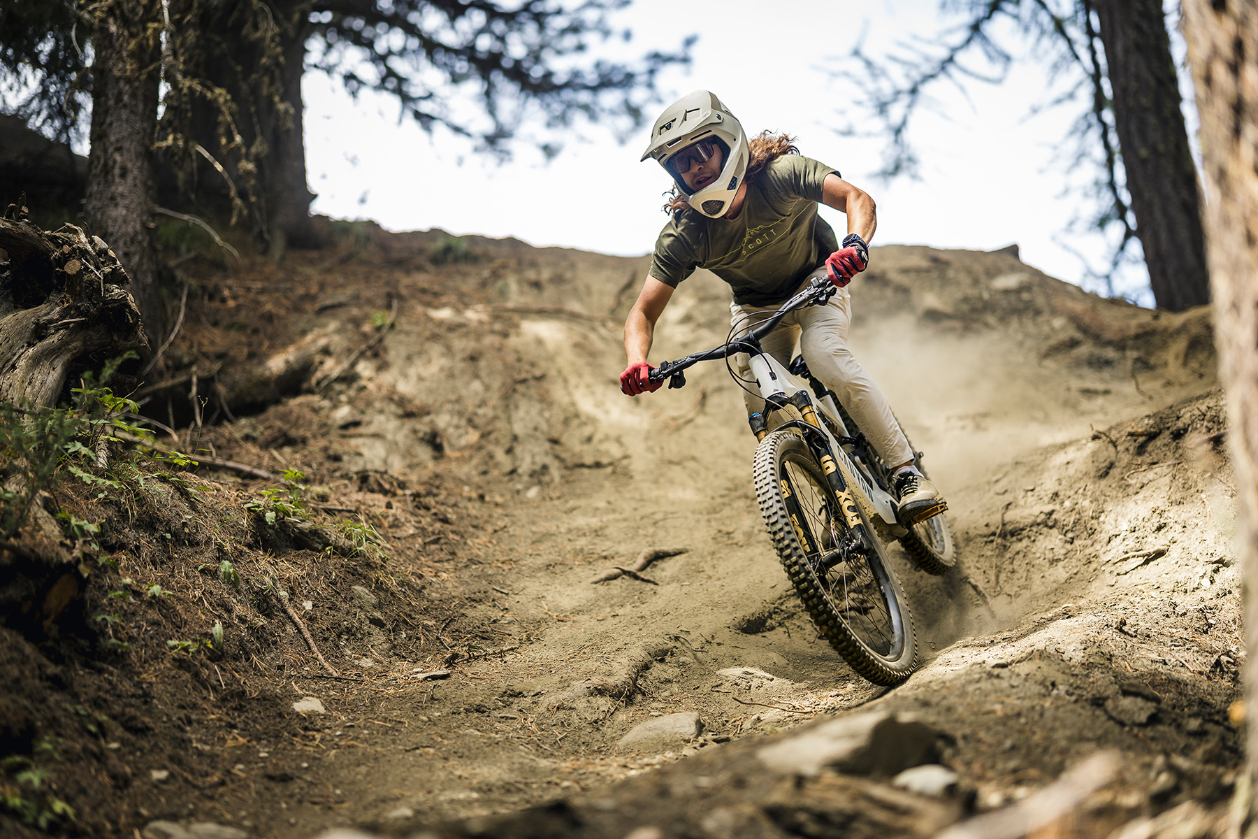 Canyon Spectral:ON on trail on Pila