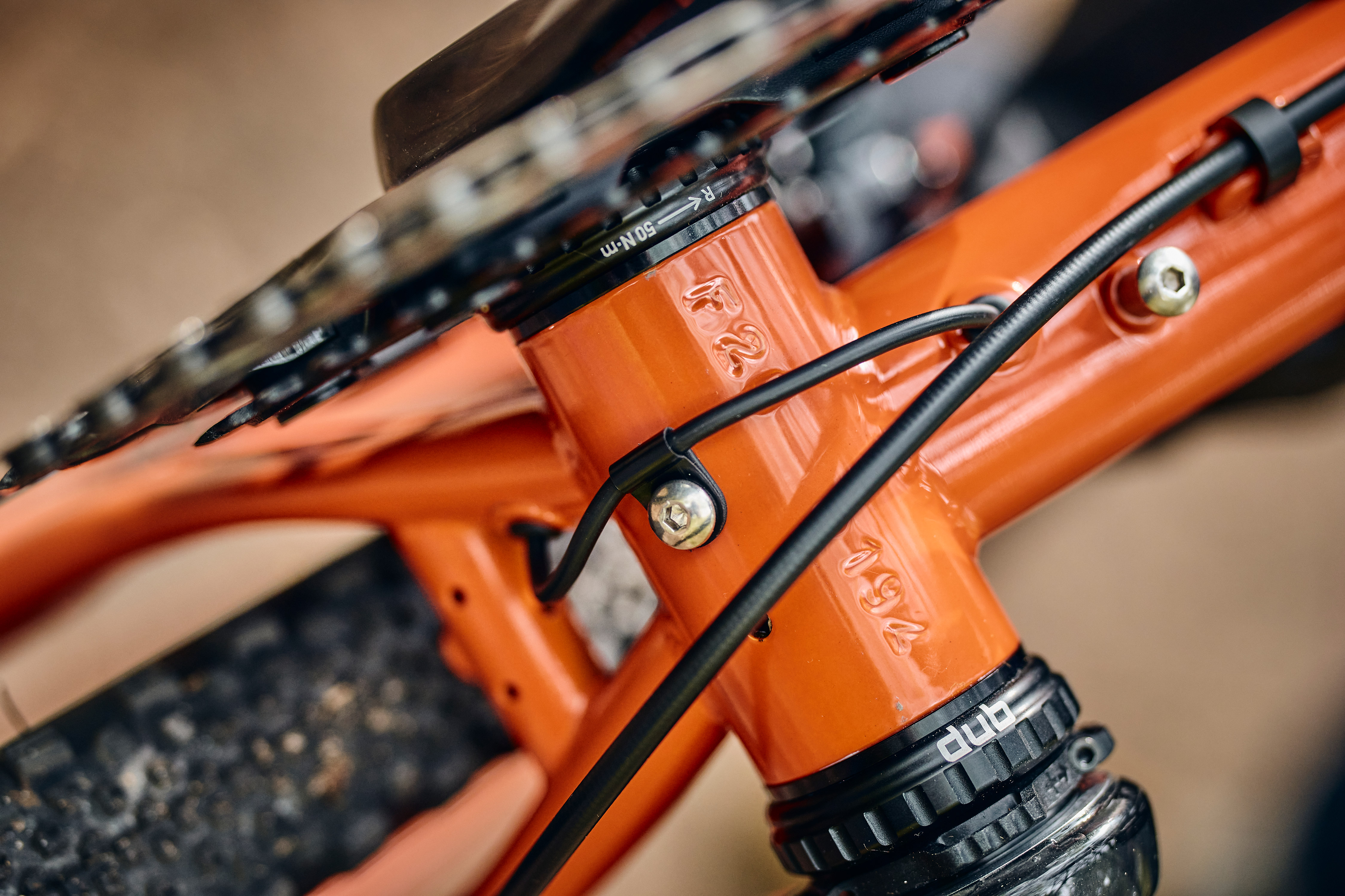 Rear dynamo light cable routing