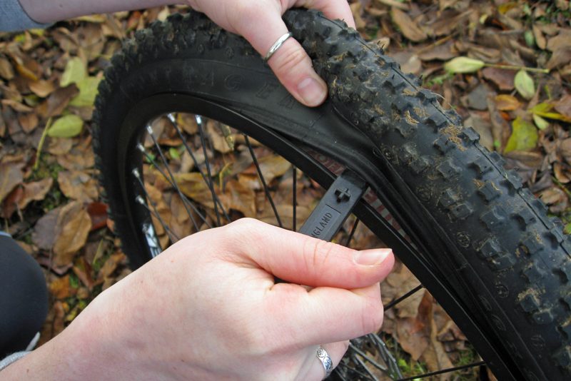 1259081349012-6j1mw0o7kro-0fea11a Lever tyre off