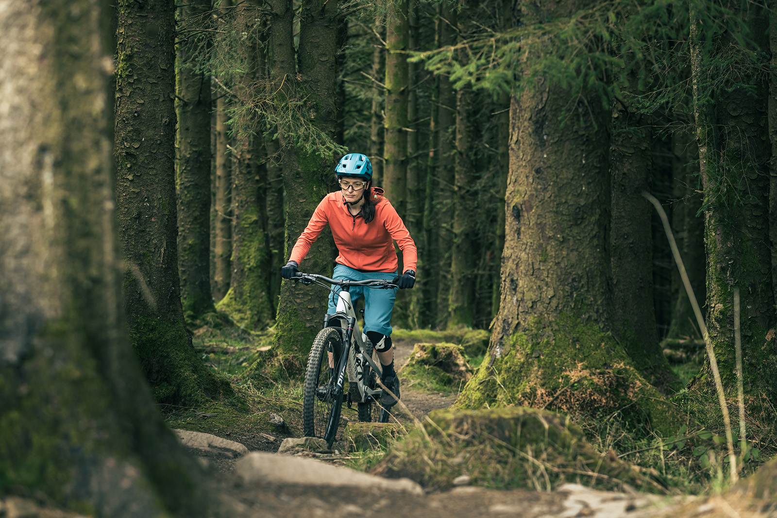 Cyclist in red top riding the Canyon Spectral 125 CF 7 full suspension mountain bike