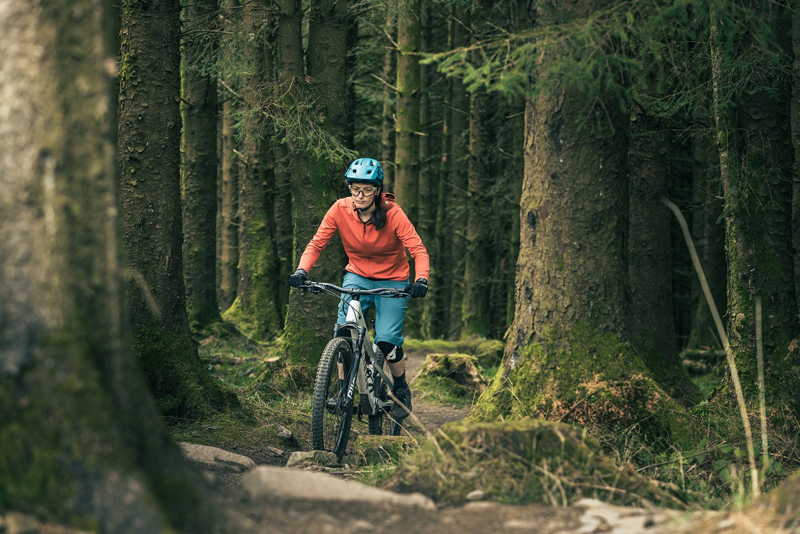 Cyclist in red top riding the Canyon Spectral 125 CF 7 full suspension mountain bike