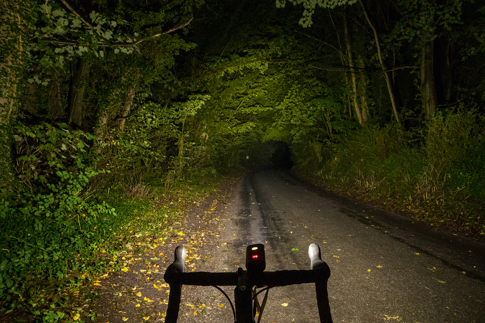 Ravemen PR1200 01 Ravemen PR1200 front light for road cycling in action