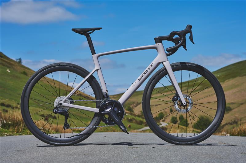 Pack shot of the Scott Addict RC 20 road bike